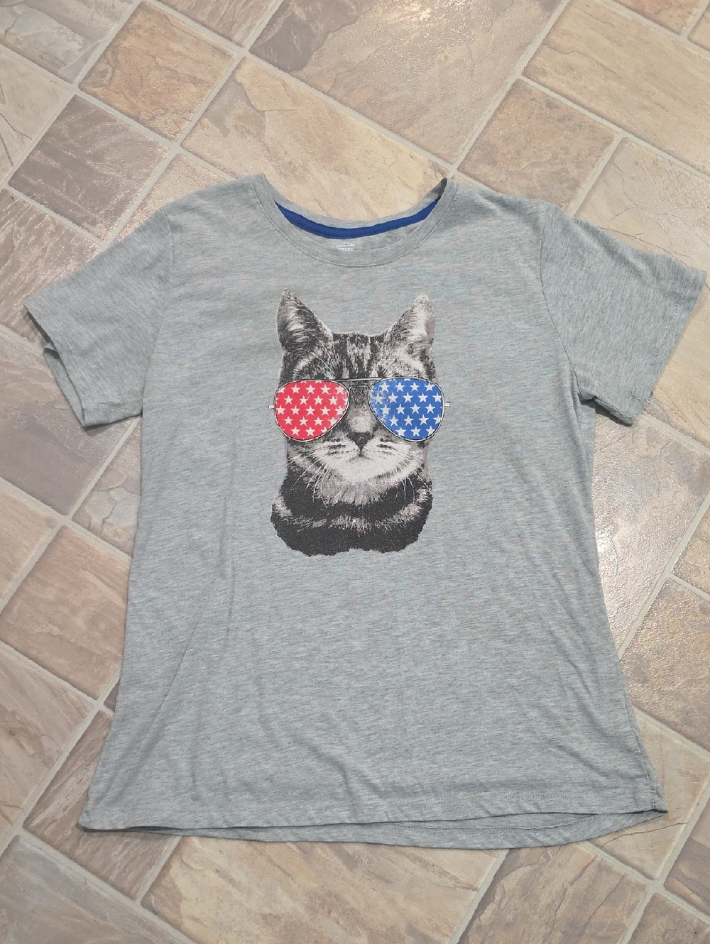 Womens Gray Short Sleeve Cat Graphic Tee with Red & Blue Star Sunglasses